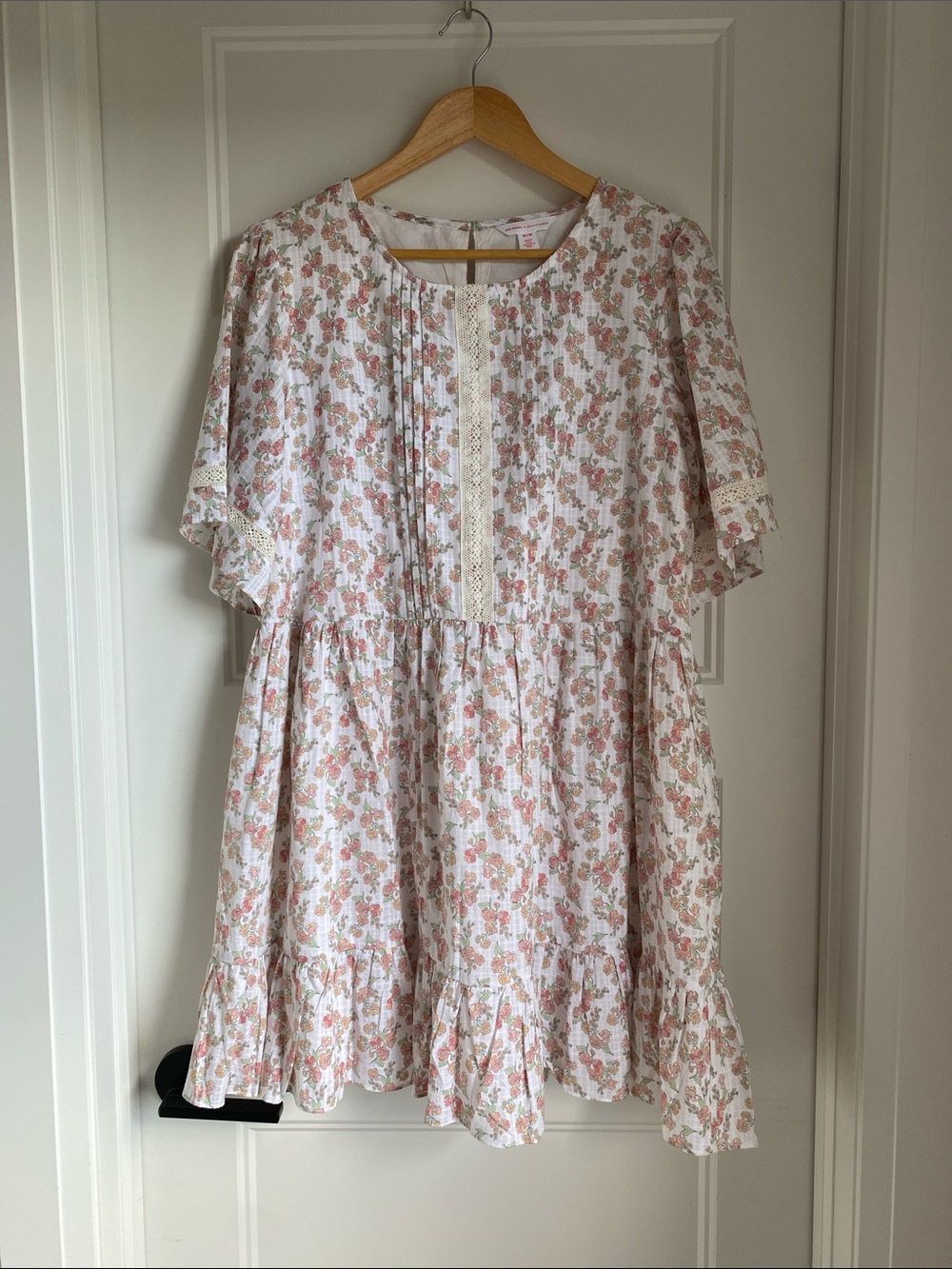Joe Fresh x Jillian Harris White Floral Tiered Dress with Peach Pink Accents - Picture 2 of 8